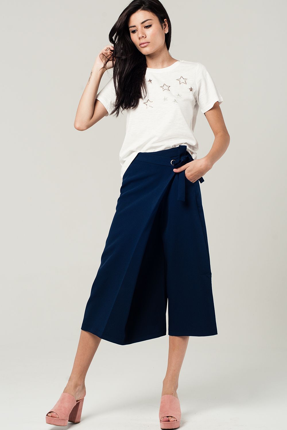 T-shirt bianco con dettagli ricamato stelle