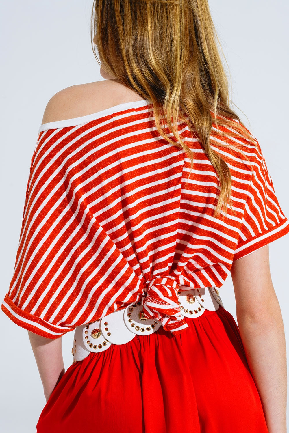 t-shirt con scollo a barca a righe rosse e cuore ricamato