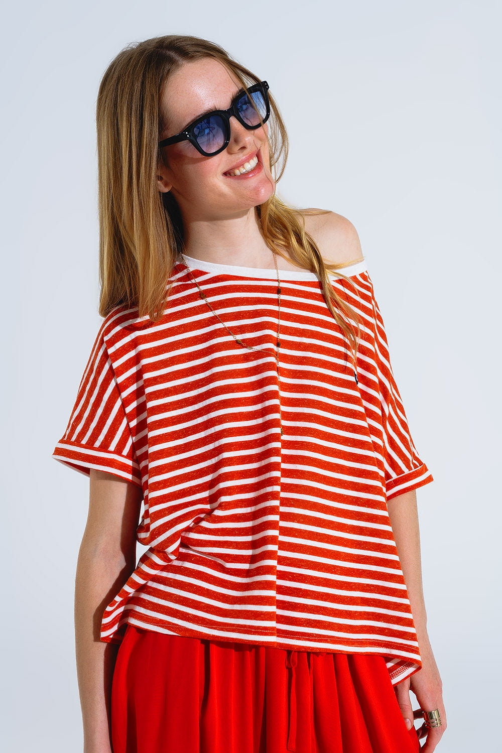 t-shirt con scollo a barca a righe rosse e cuore ricamato