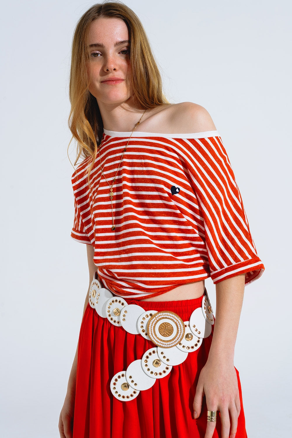 t-shirt con scollo a barca a righe rosse e cuore ricamato