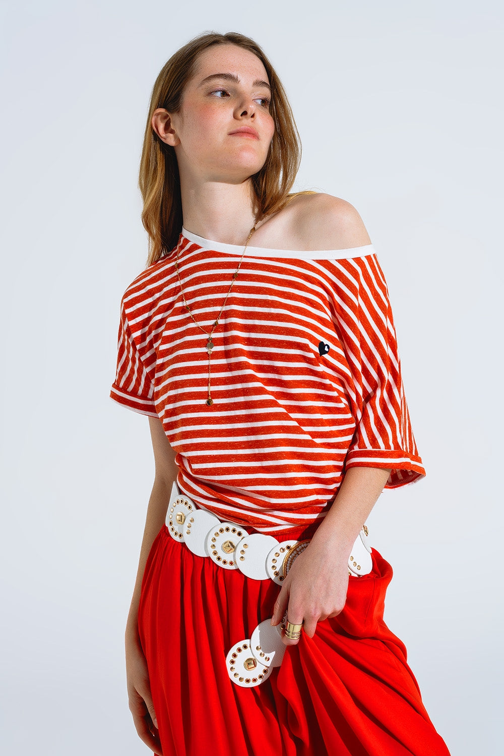 Q2 t-shirt con scollo a barca a righe rosse e cuore ricamato