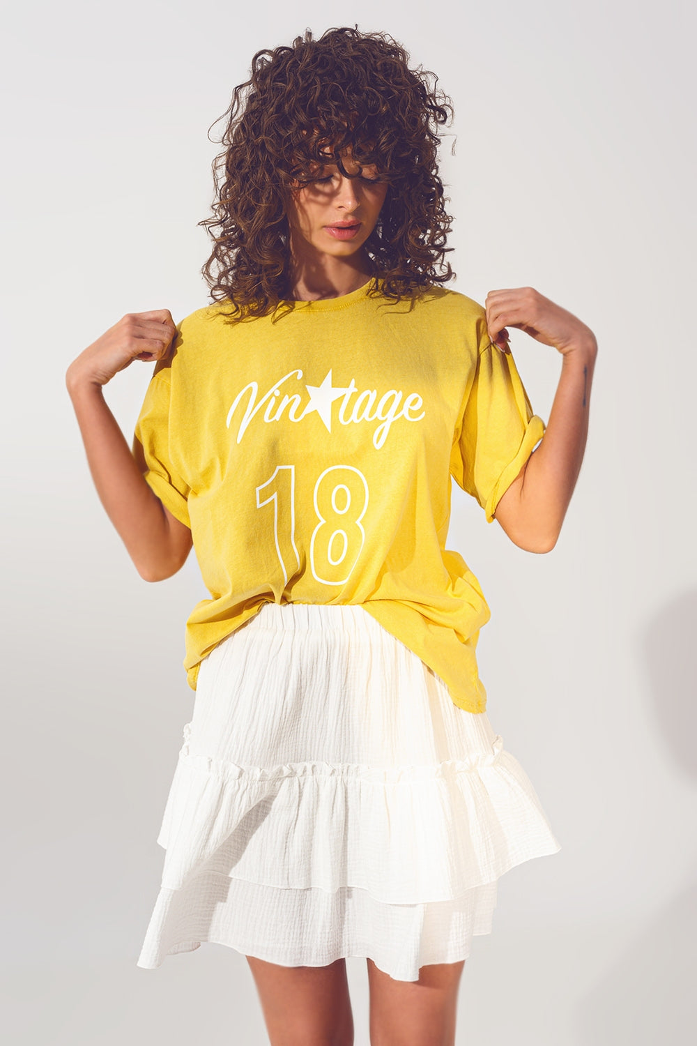 T-shirt con scritta Vintage 18 in giallo