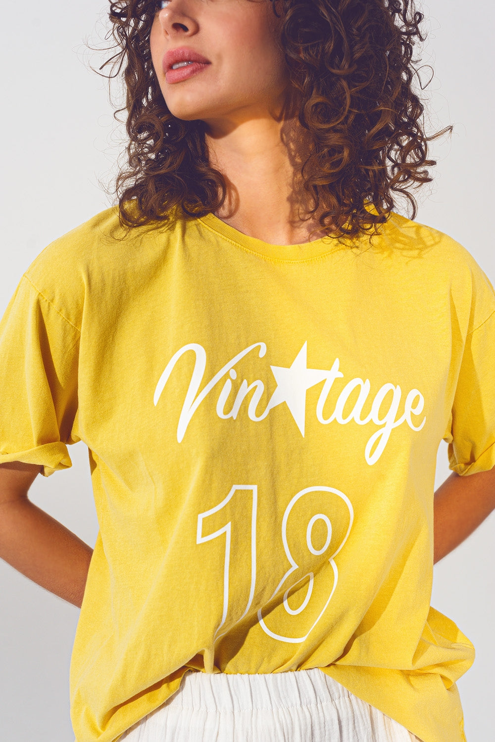 T-shirt con scritta Vintage 18 in giallo