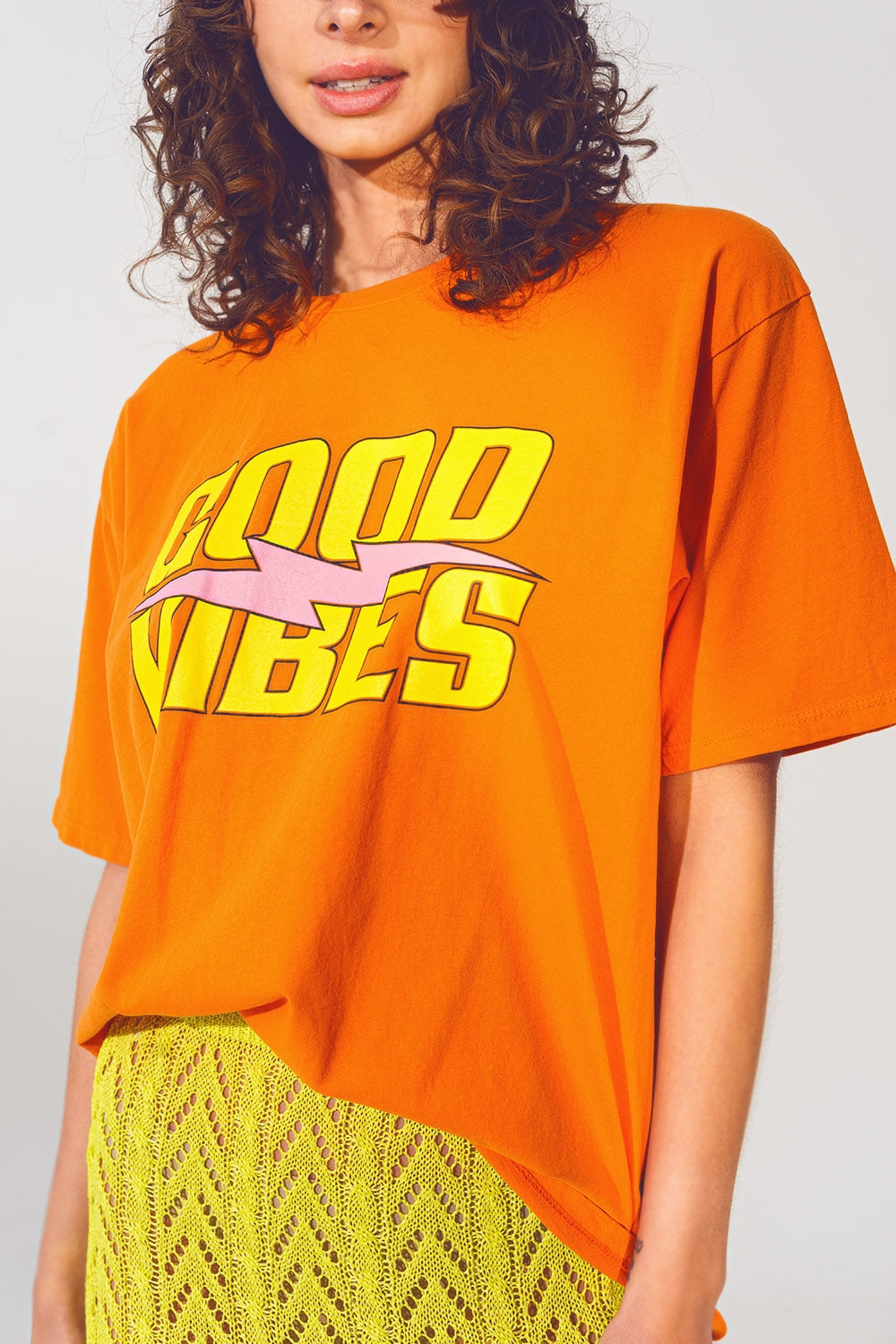 T-shirt con testo Good Vibes in arancione