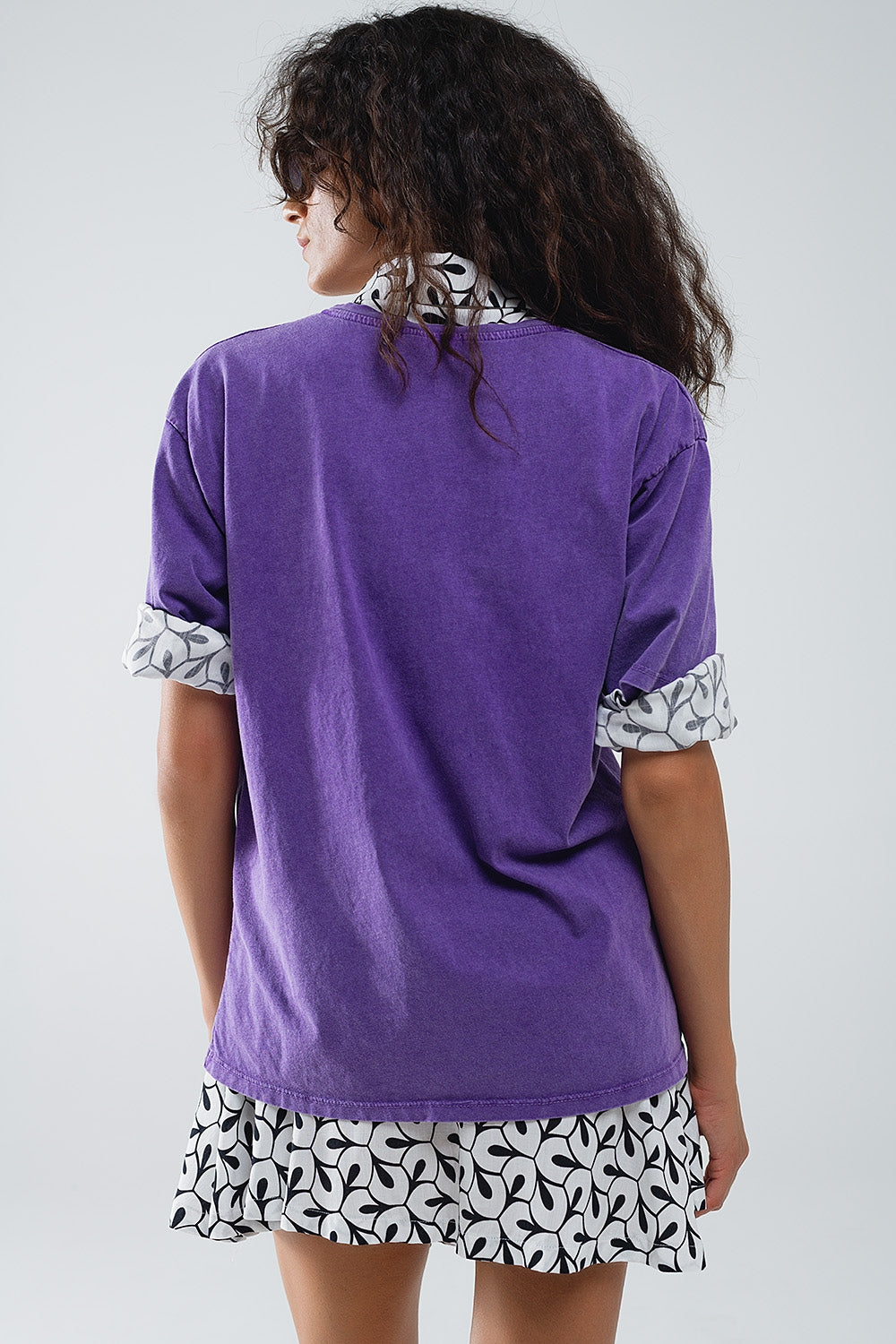 T-shirt viola con testo manhattan