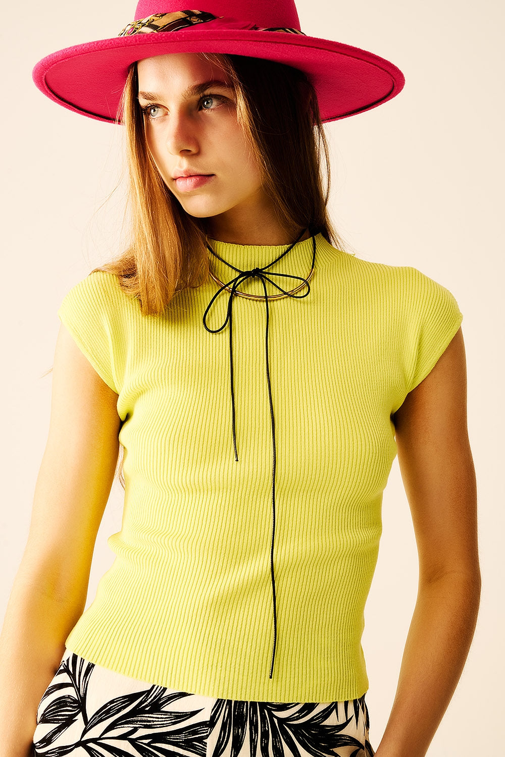 Top a collo alto con maniche a cappuccio in verde lime