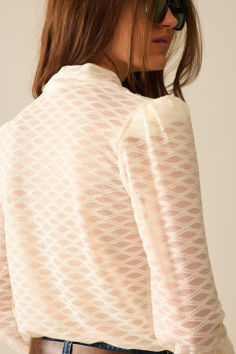 Top a Collo Alto in Pizzo Beige Trasparente con Spalle a Sbuffo