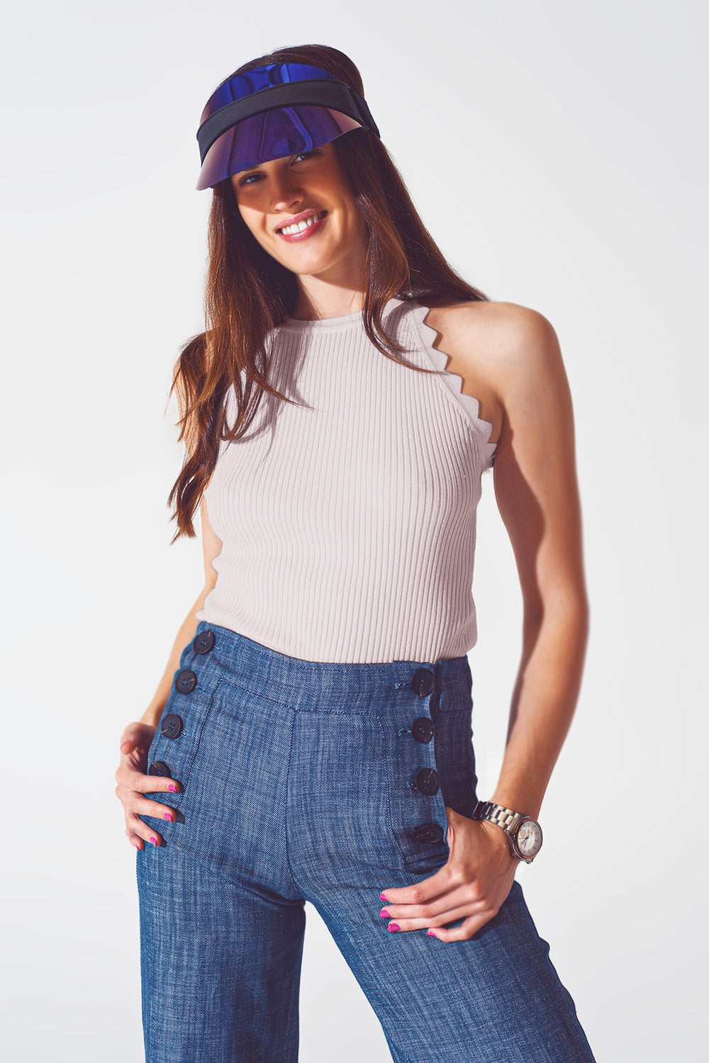 Top a girocollo a coste con finitura a scallop in beige