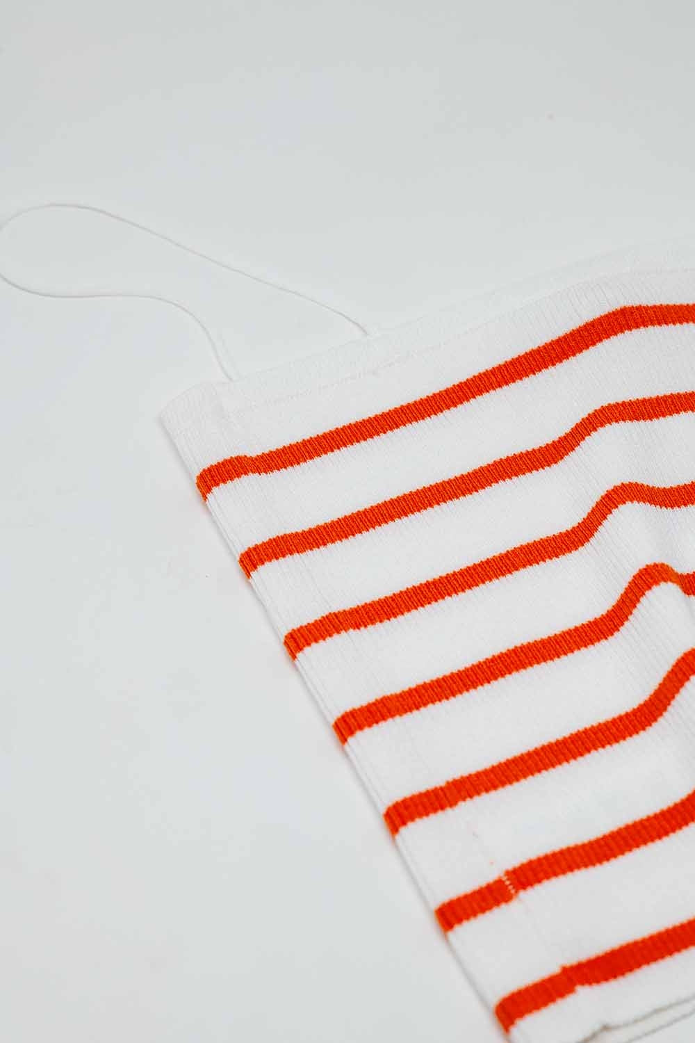 Top a righe bianche e arancioni con scollo quadrato
