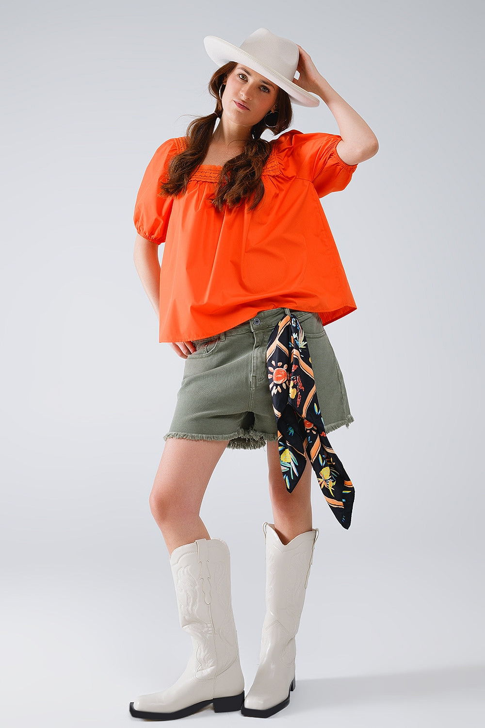 Top arancione con scollo quadrato e maniche corte
