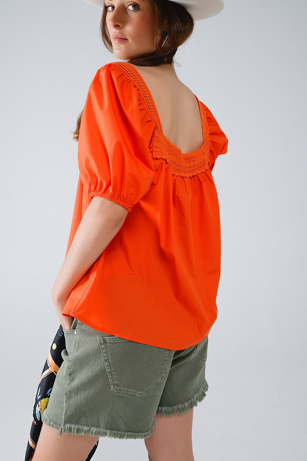 Top arancione con scollo quadrato e maniche corte