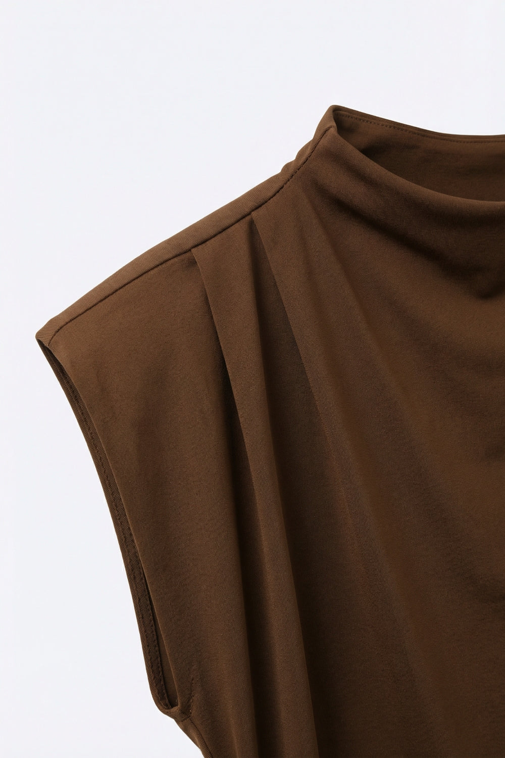 Top asimmetrico marrone elasticizzato con dettaglio drappeggiato