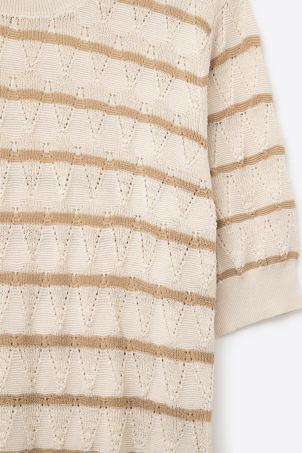 Top beige in maglia traforata con maniche corte e strisce dorate