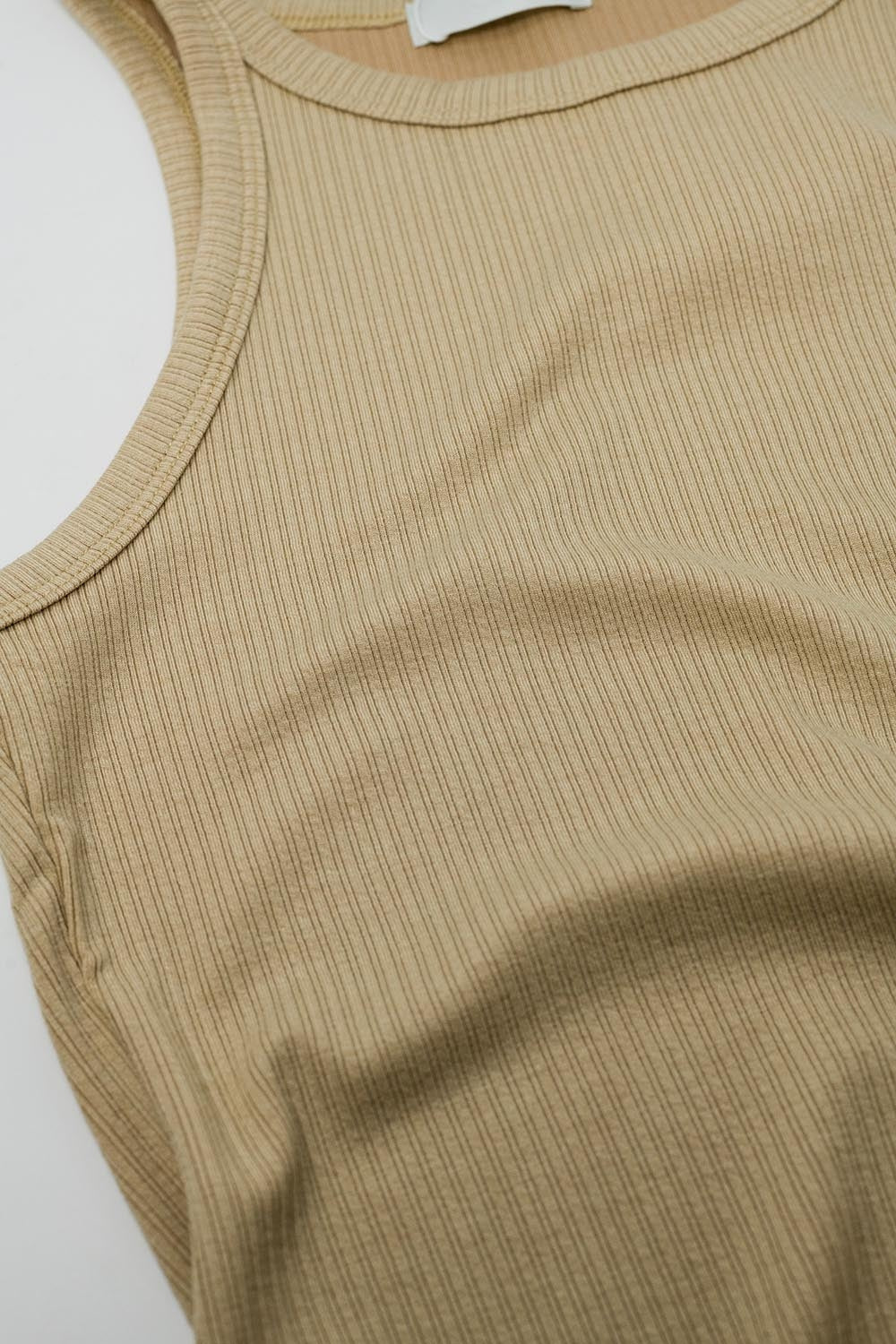Top beige senza maniche con dettagli a coste