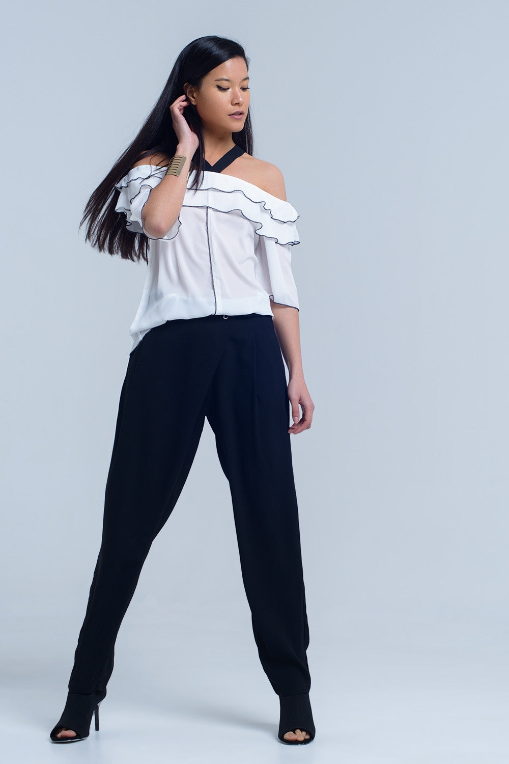 Top bianco con finiture nere a contrasto