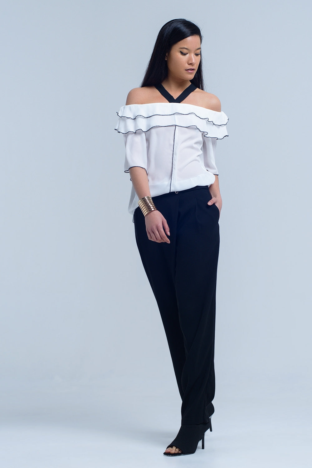 Top bianco con finiture nere a contrasto