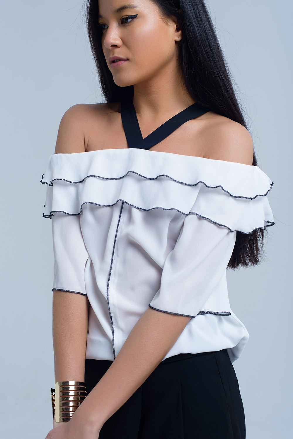 Top bianco con finiture nere a contrasto