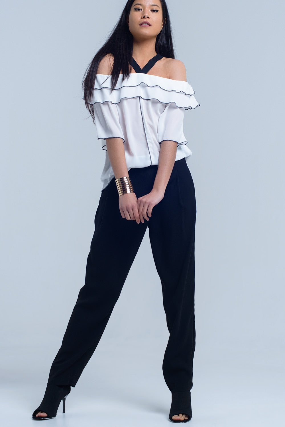 Top bianco con finiture nere a contrasto