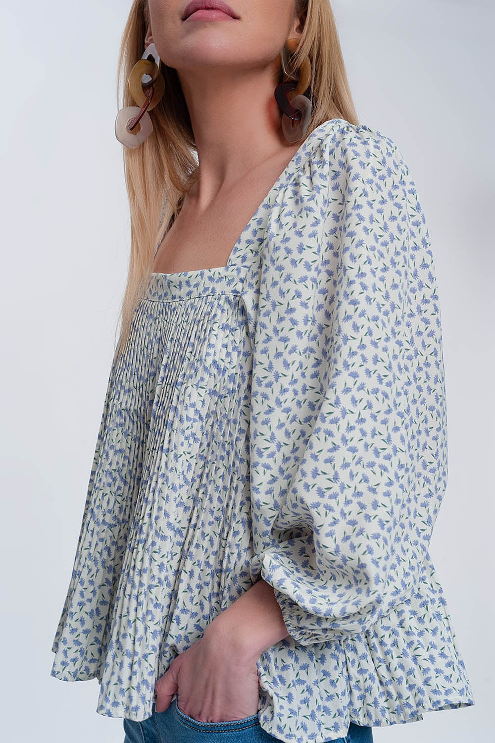 Top blu a fiori con scollo quadrato e maniche a sbuffo