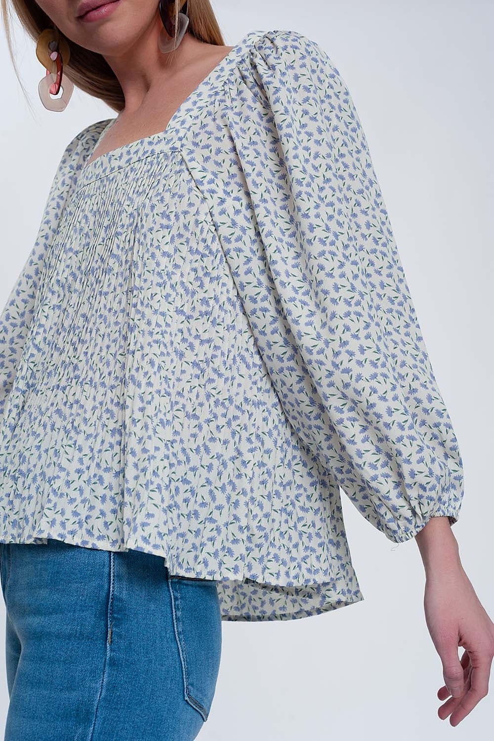 Top blu a fiori con scollo quadrato e maniche a sbuffo