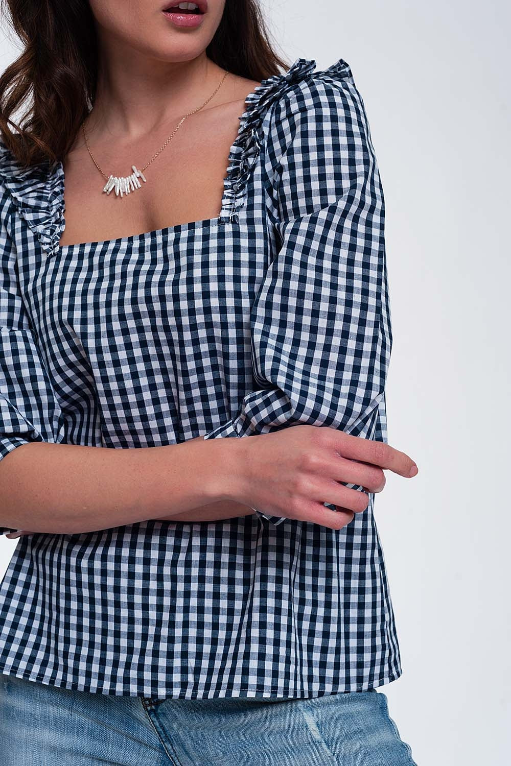 Top blu a quadretti con scollo squadrato