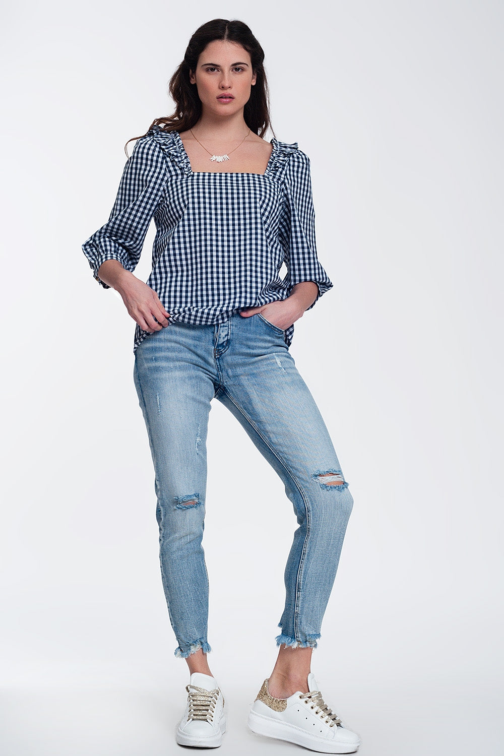 Top blu a quadretti con scollo squadrato