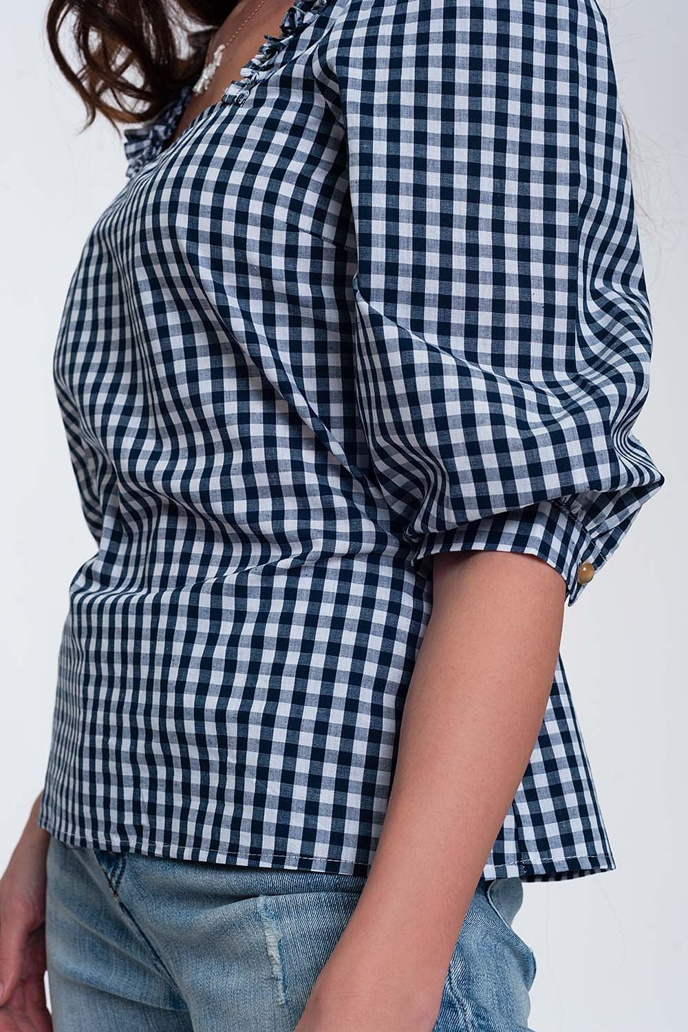 Top blu a quadretti con scollo squadrato