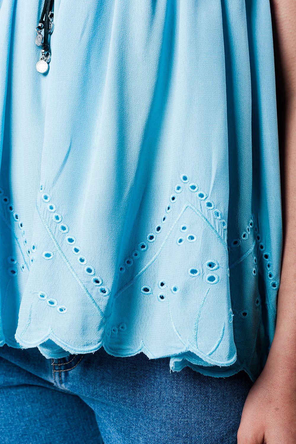 Top blu con dettaglio all'uncinetto