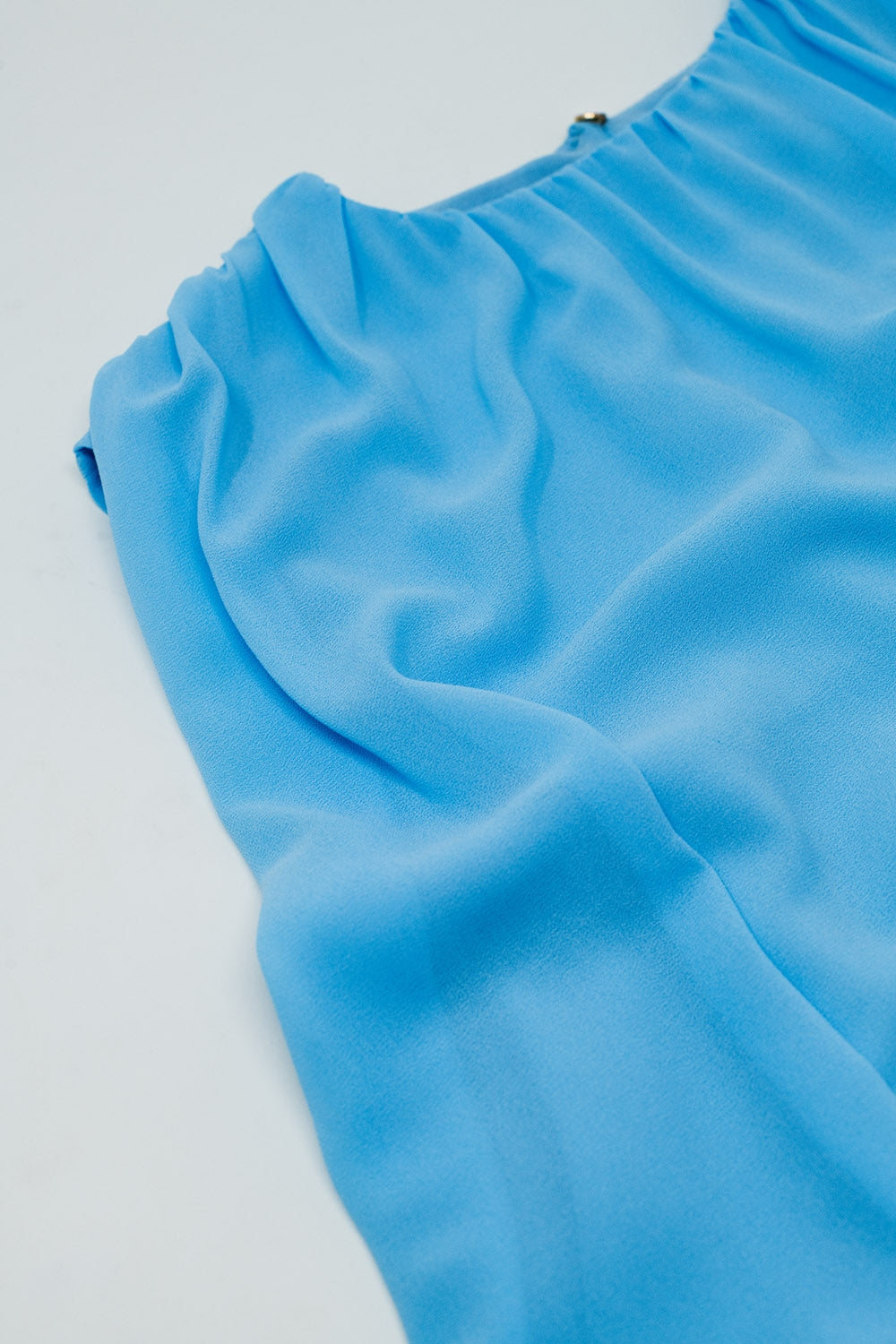 Top blu con ruche