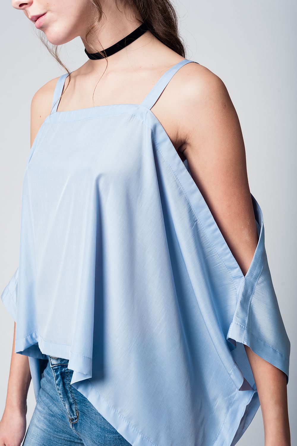 Top blu con spalle nude