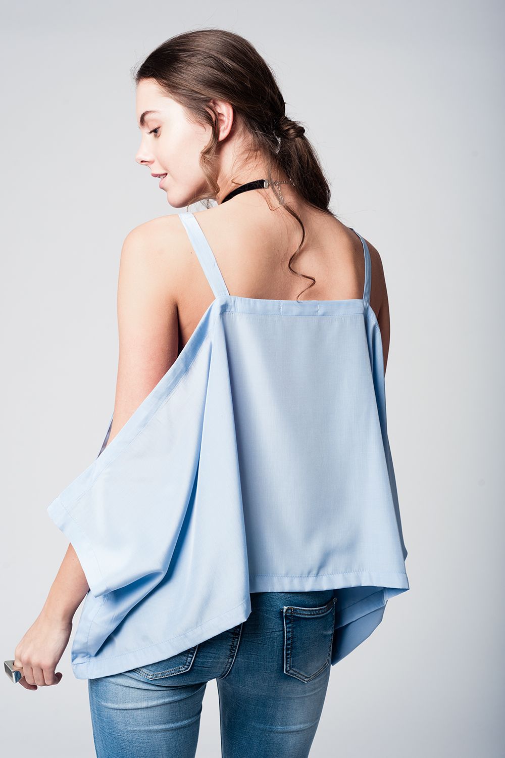 Top blu con spalle nude
