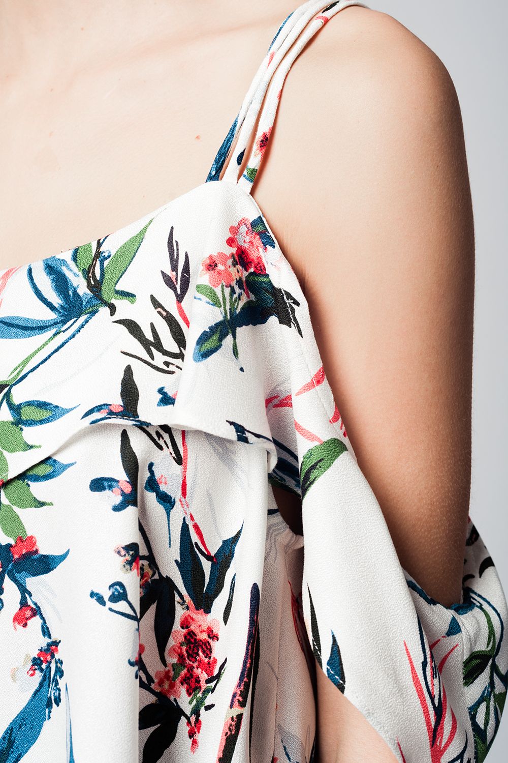 Top blu stampato con spalle scoperte