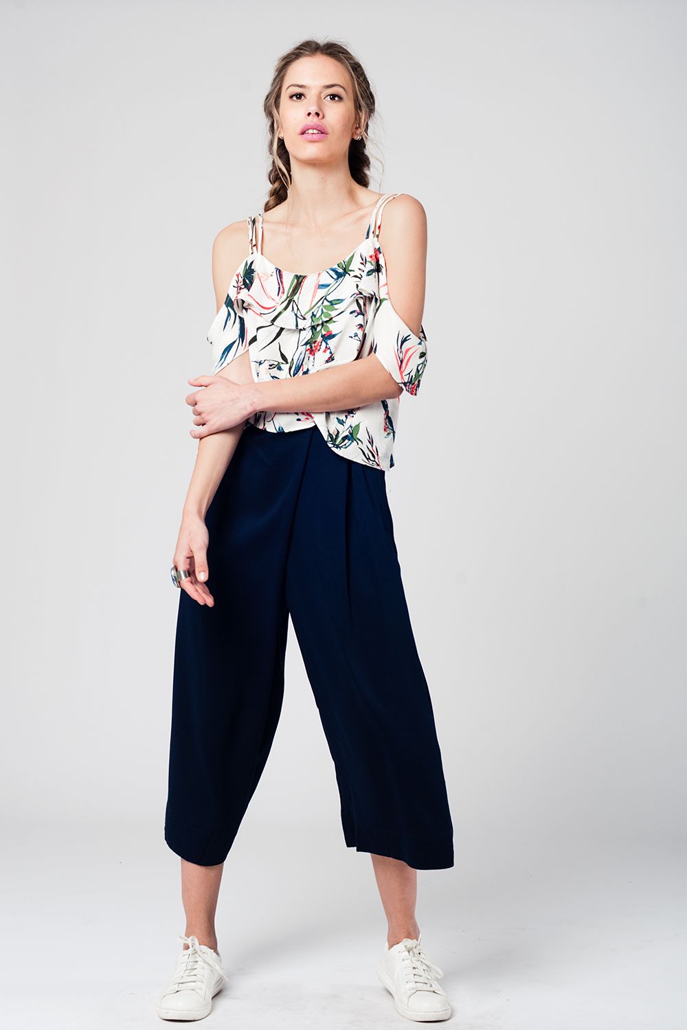 Top blu stampato con spalle scoperte