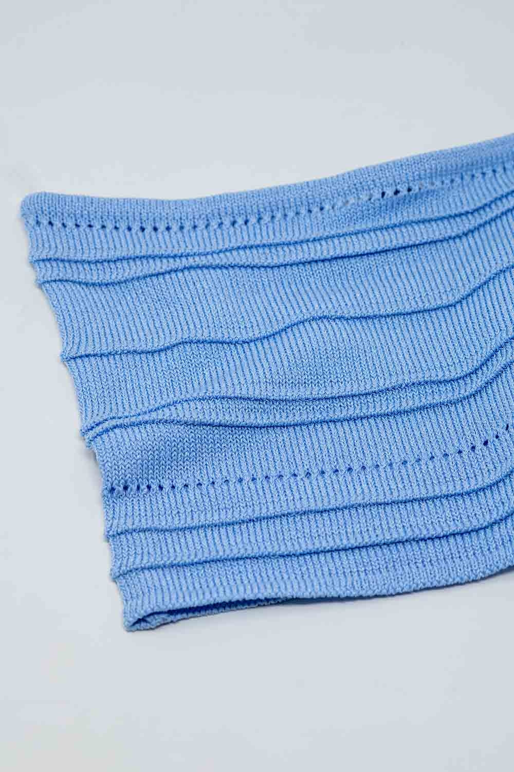 Top bodycon in maglia senza spalline in azzurro