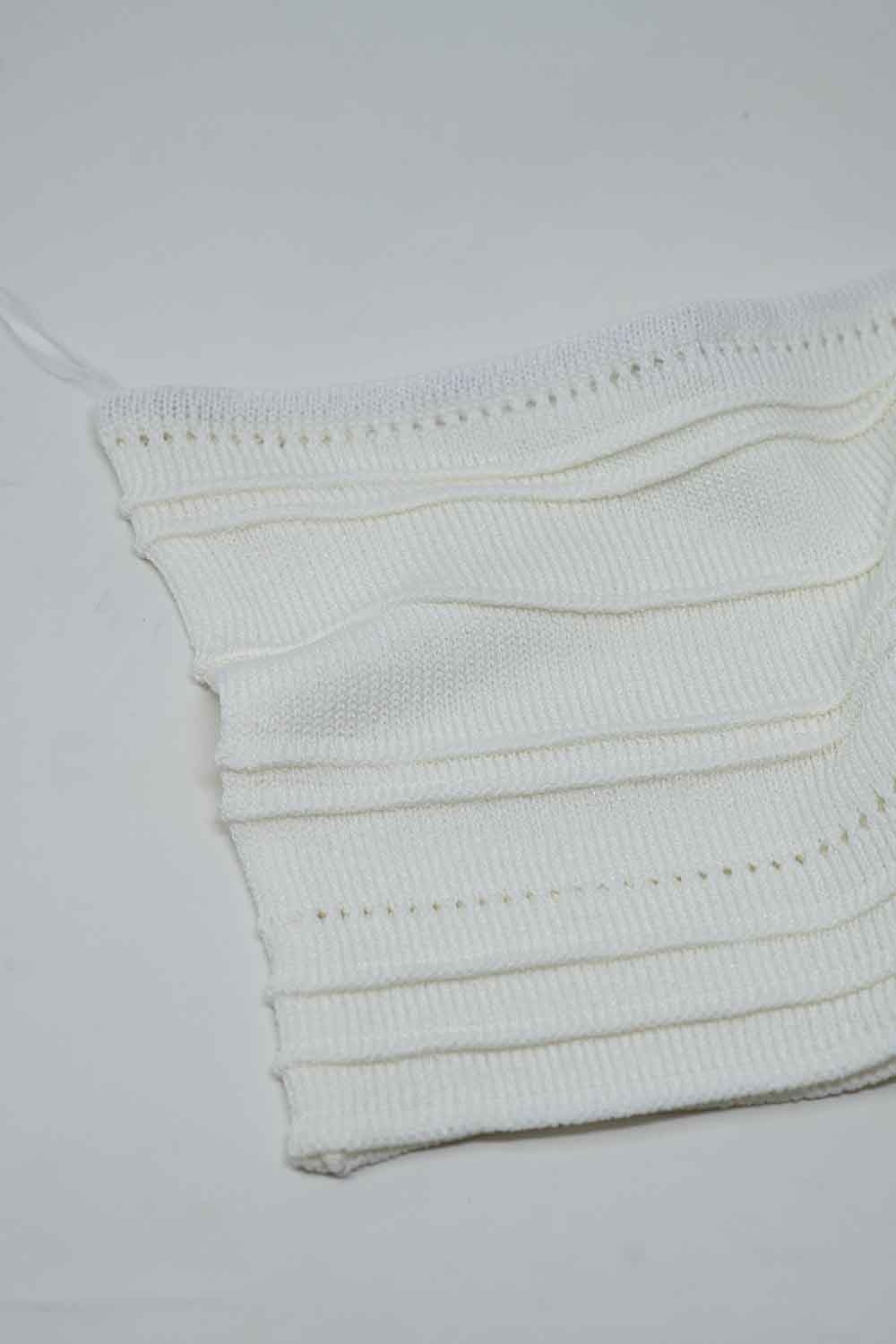 Top bodycon in maglia senza spalline in bianco