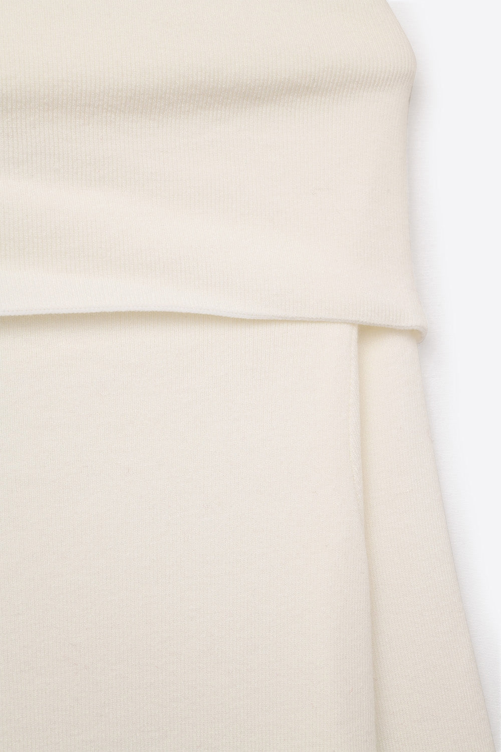 Top Chic Off-Shoulder con scollo a barca in maglia bianca