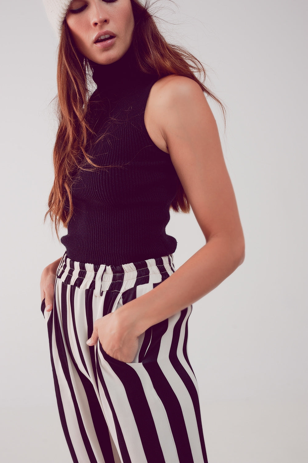 Top collo alto in maglia nera