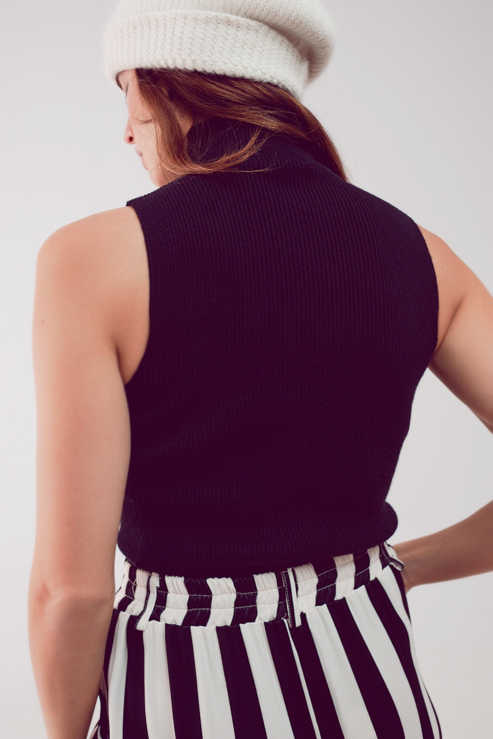 Top collo alto in maglia nera