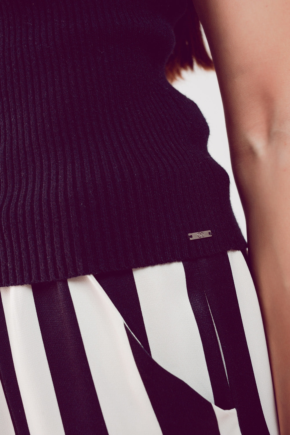 Top collo alto in maglia nera