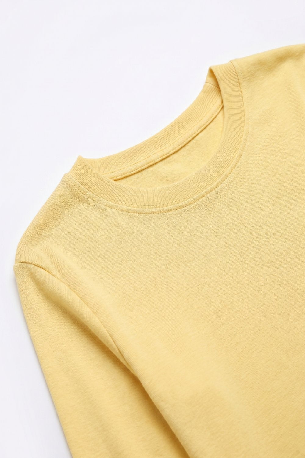 top con inserto in crochet e orlo asimmetrico in giallo