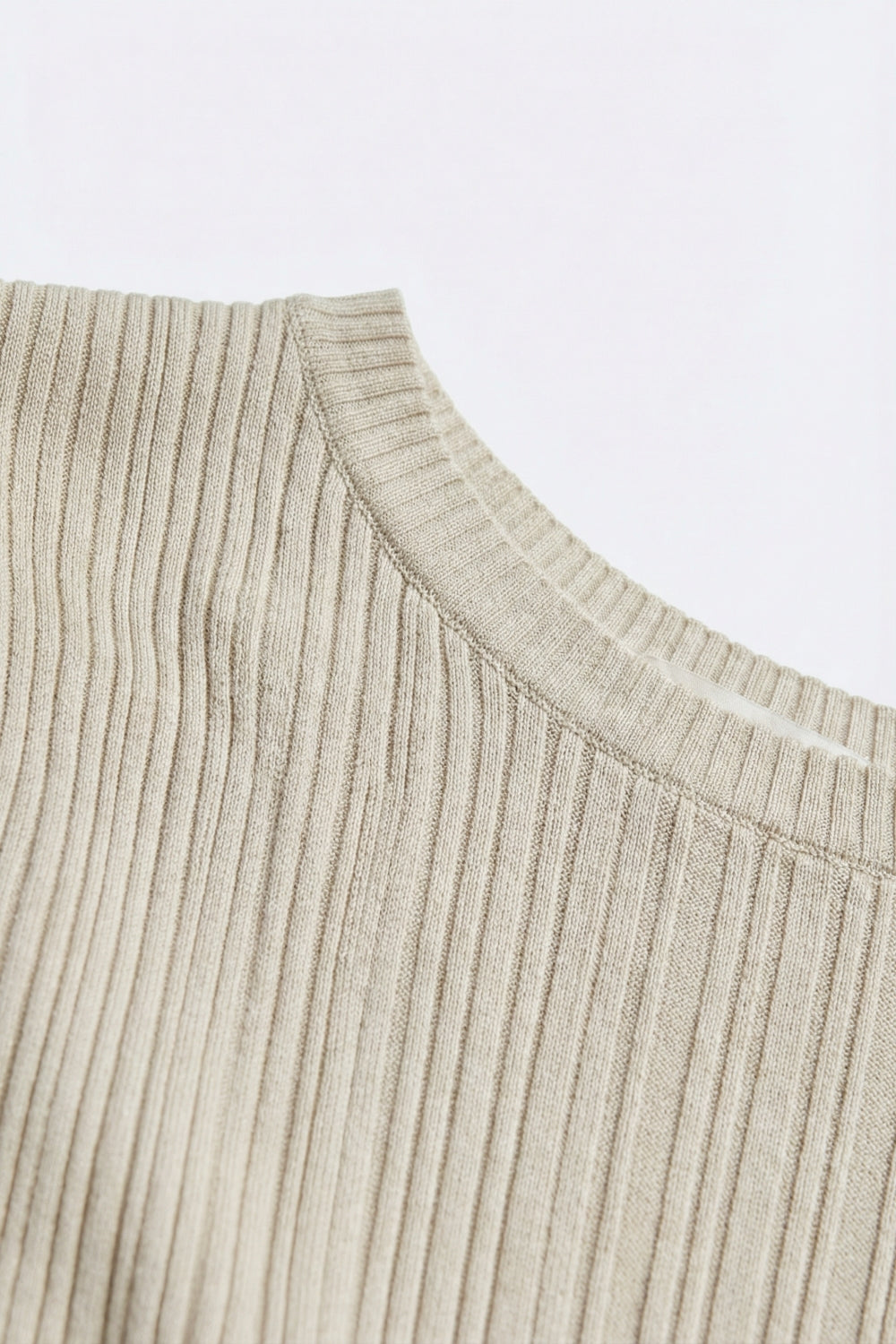 Top con maniche a cappuccio in maglia a coste color crema