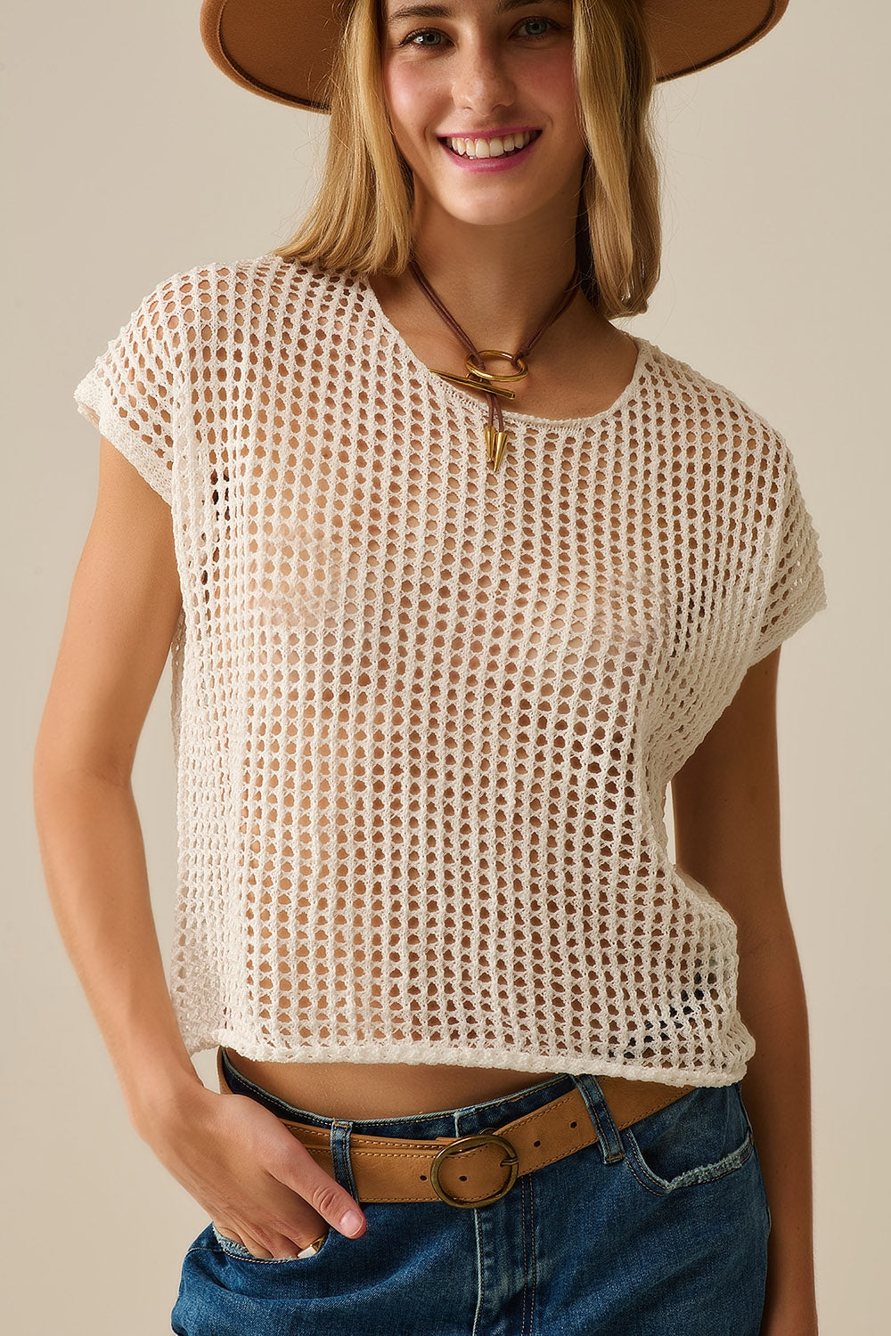 Top con maniche scese in maglia aperta all'uncinetto in bianco