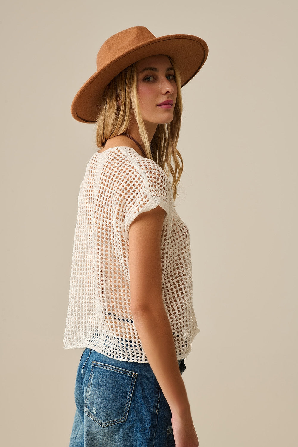 Top con maniche scese in maglia aperta all'uncinetto in bianco