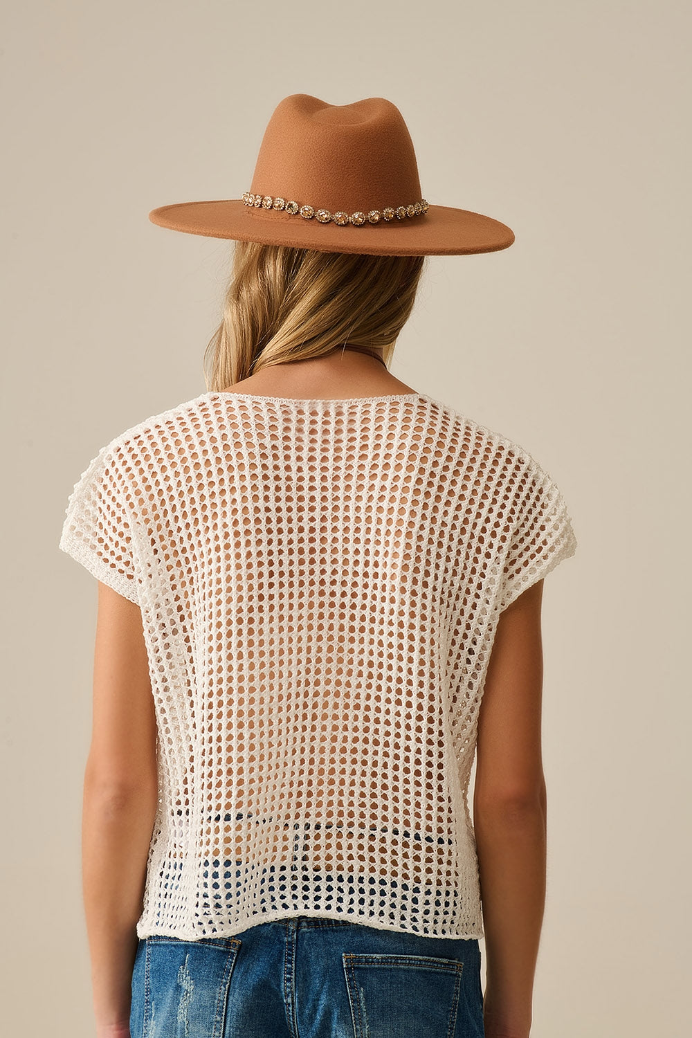 Top con maniche scese in maglia aperta all'uncinetto in bianco
