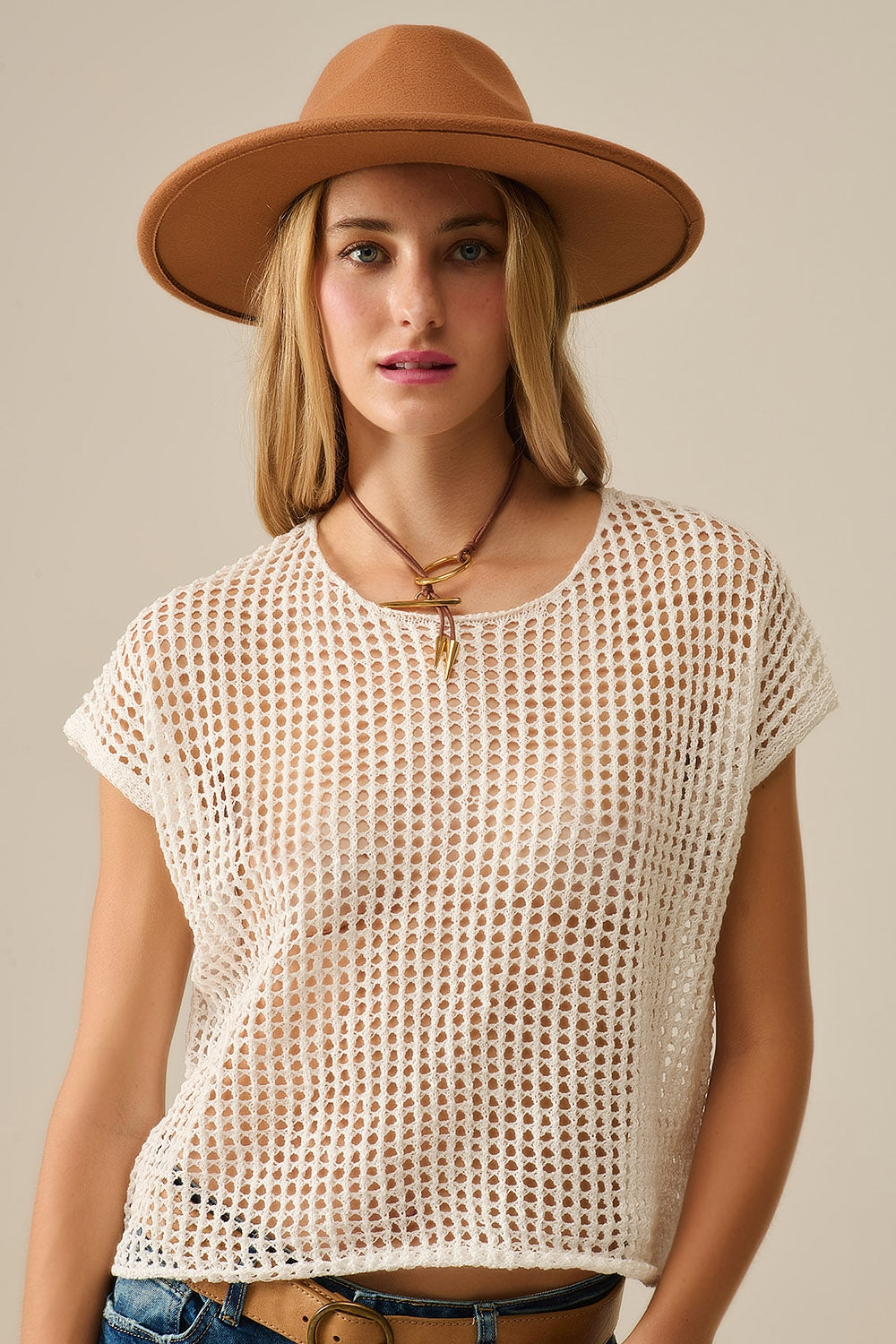 Top con maniche scese in maglia aperta all'uncinetto in bianco