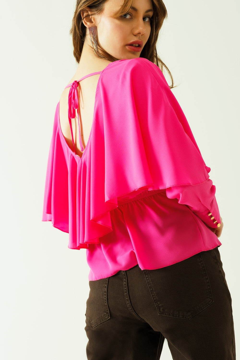 Top con scollo a V arricciato polsini con bottoni e laccetto sul retro in fucsia.