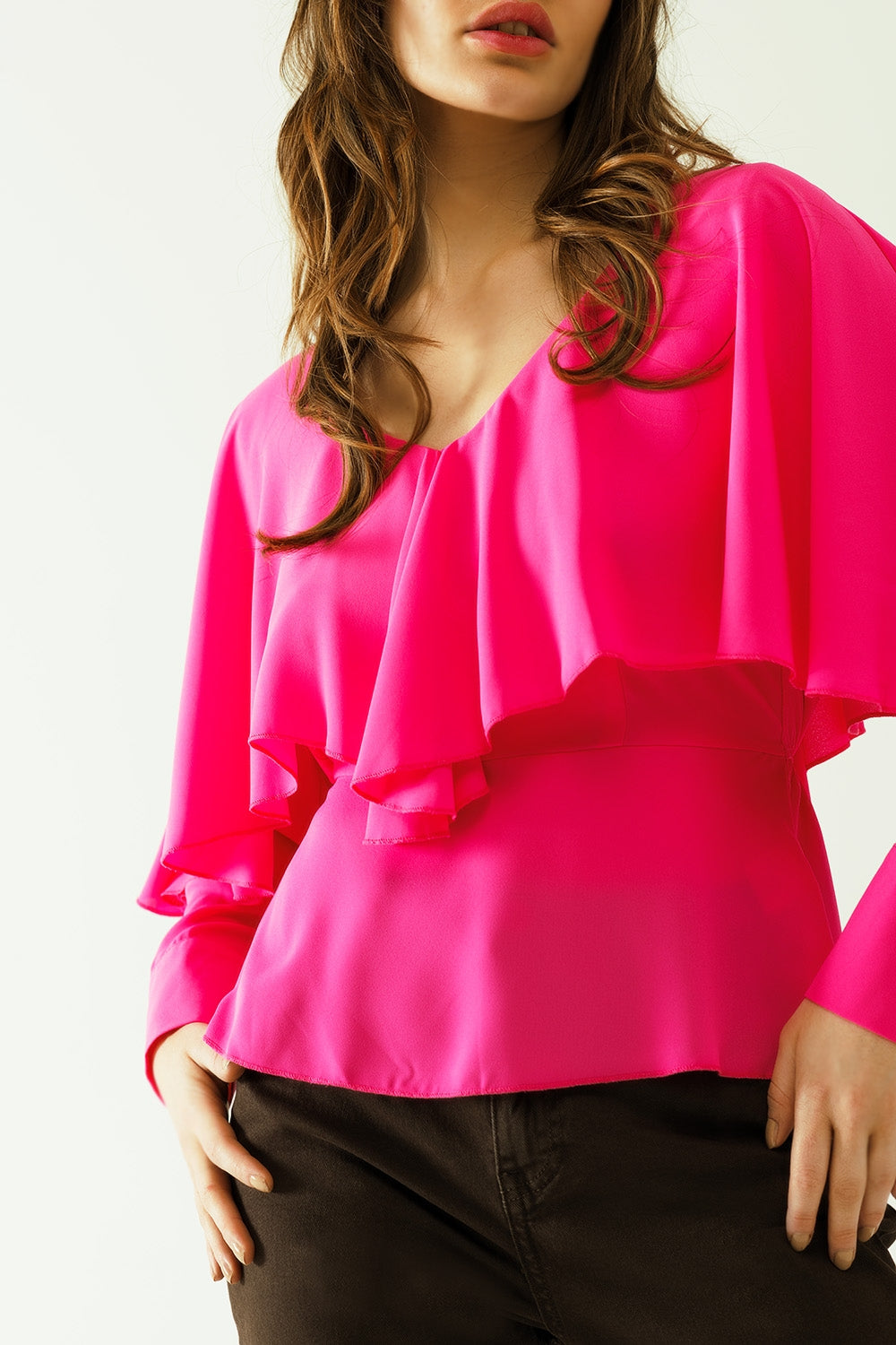 Top con scollo a V arricciato polsini con bottoni e laccetto sul retro in fucsia.