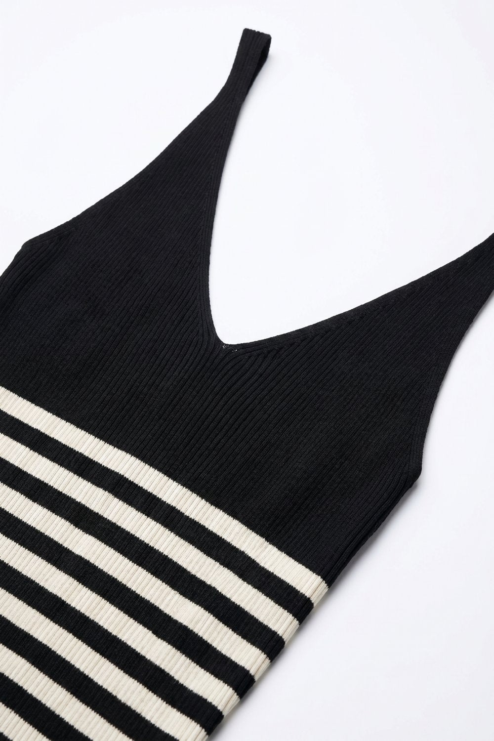 Top corto aderente a costine con scollo a V e strisce nere