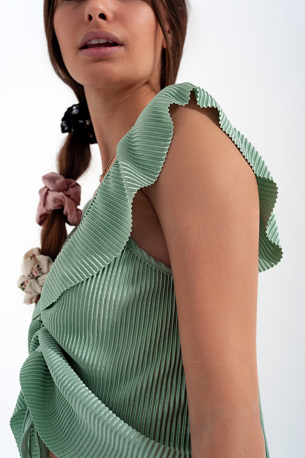 Top corto allacciato sul davanti con arricciature e maniche voluminose color verde
