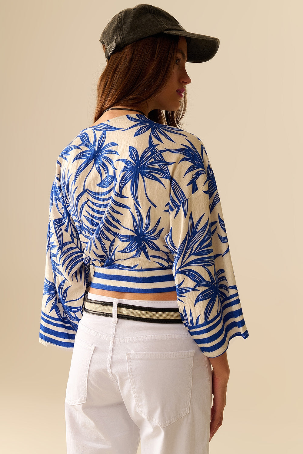 Top corto avvolgente a stampa tropicale in blu
